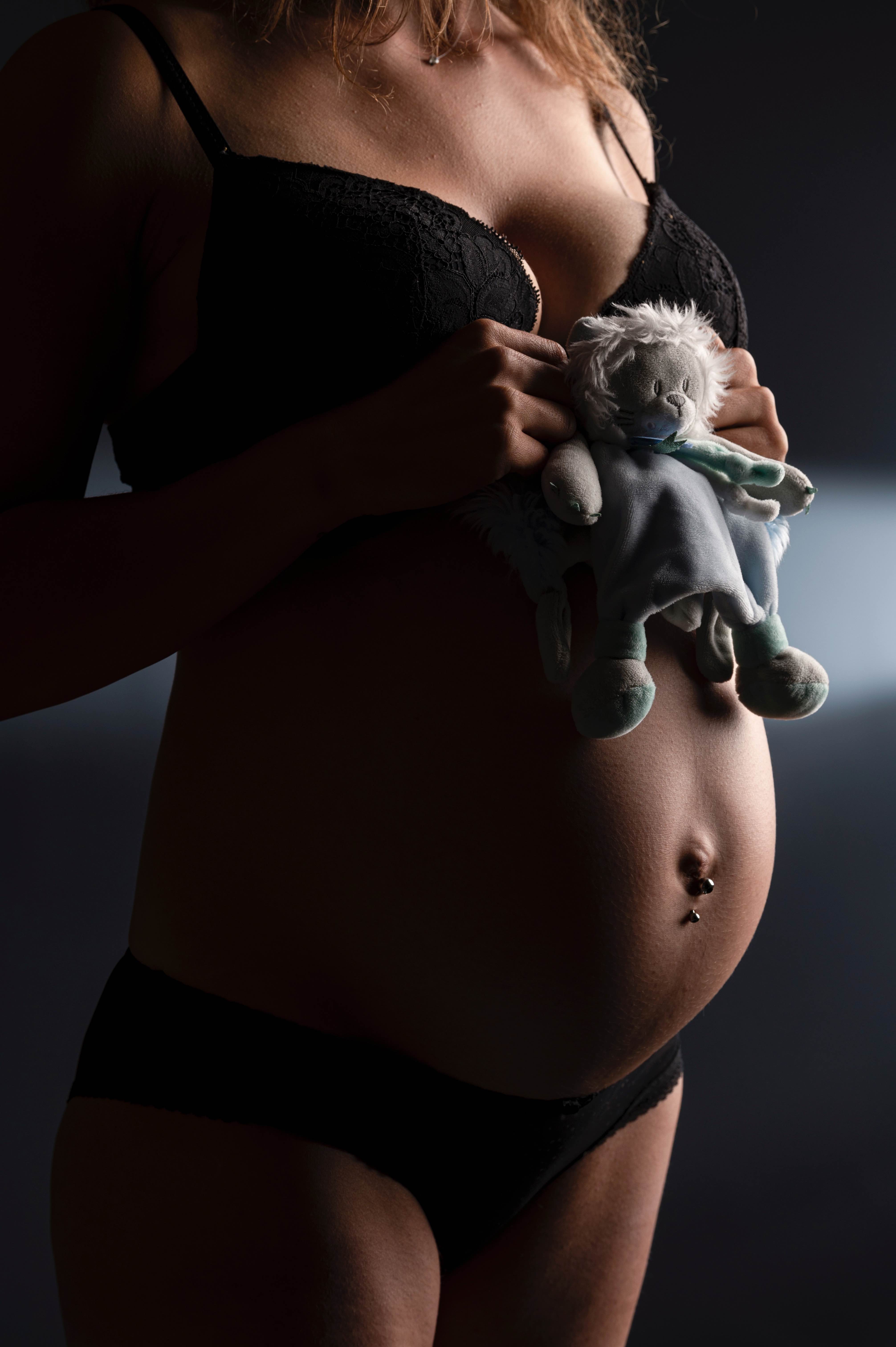 Photo grossesse à Agen : future maman en lumière naturelle