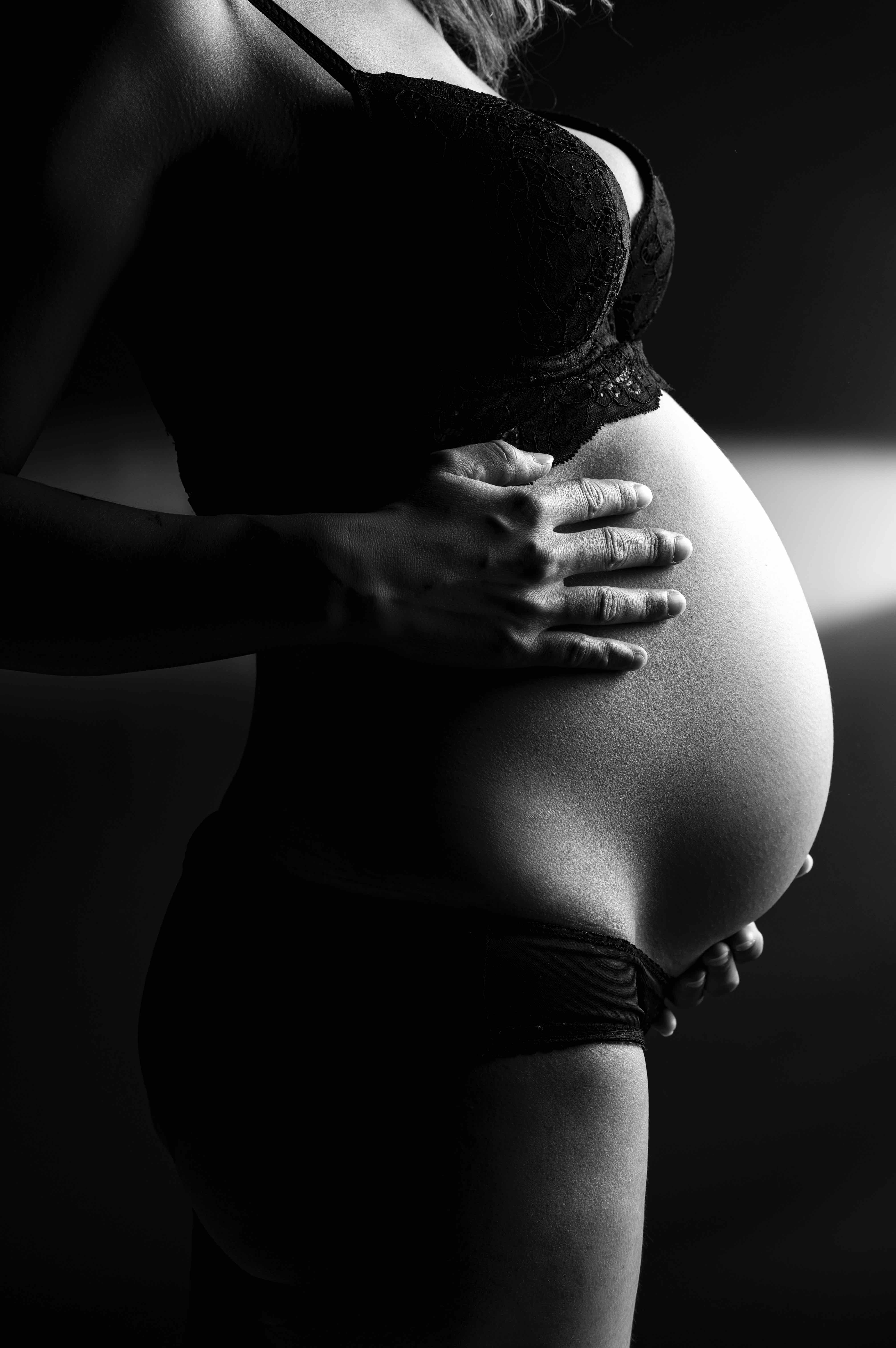 Photo grossesse à Agen : ventre rond, mains protectrices