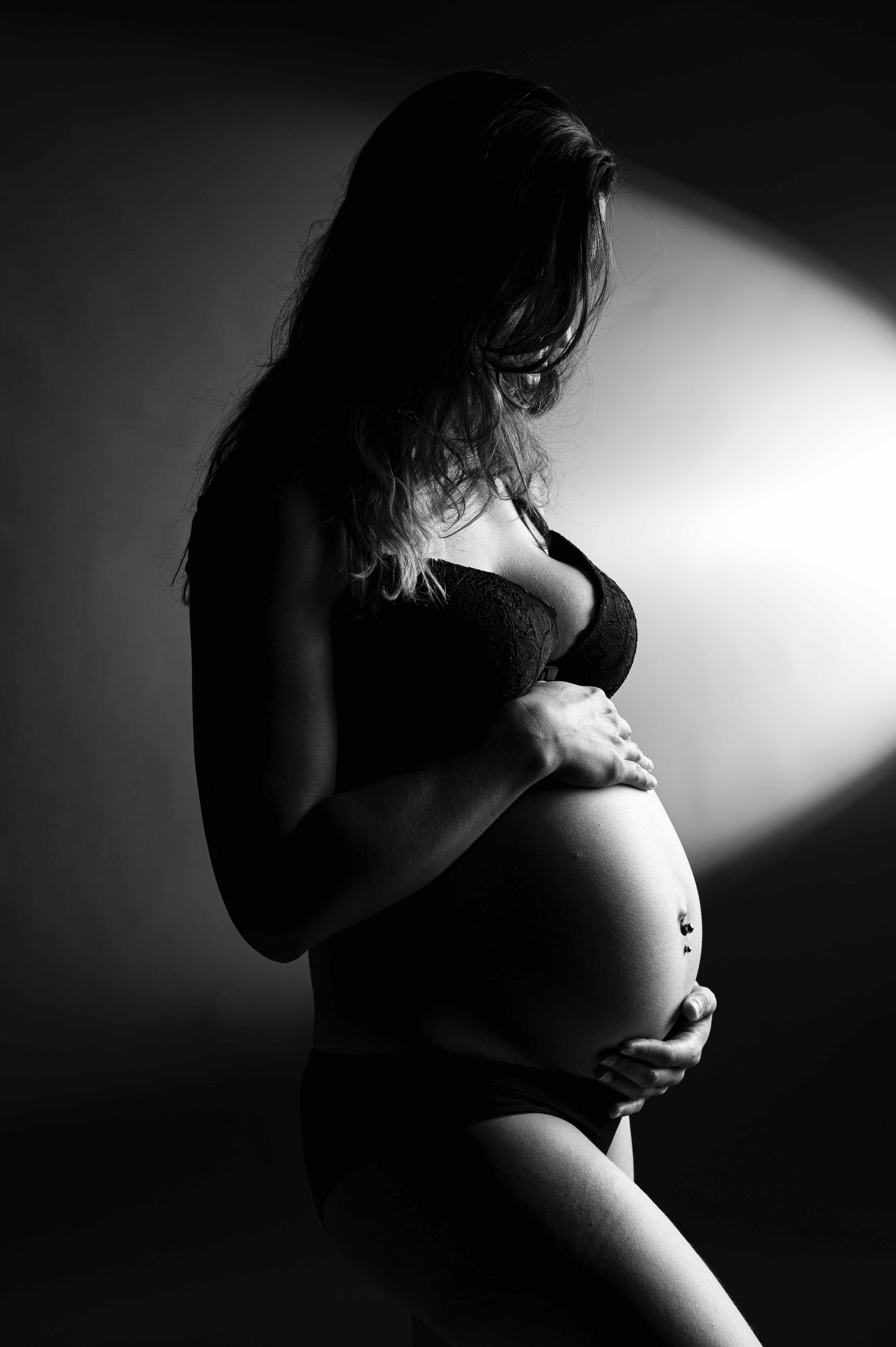 Photo grossesse à Agen : famille réunie autour de la future maman