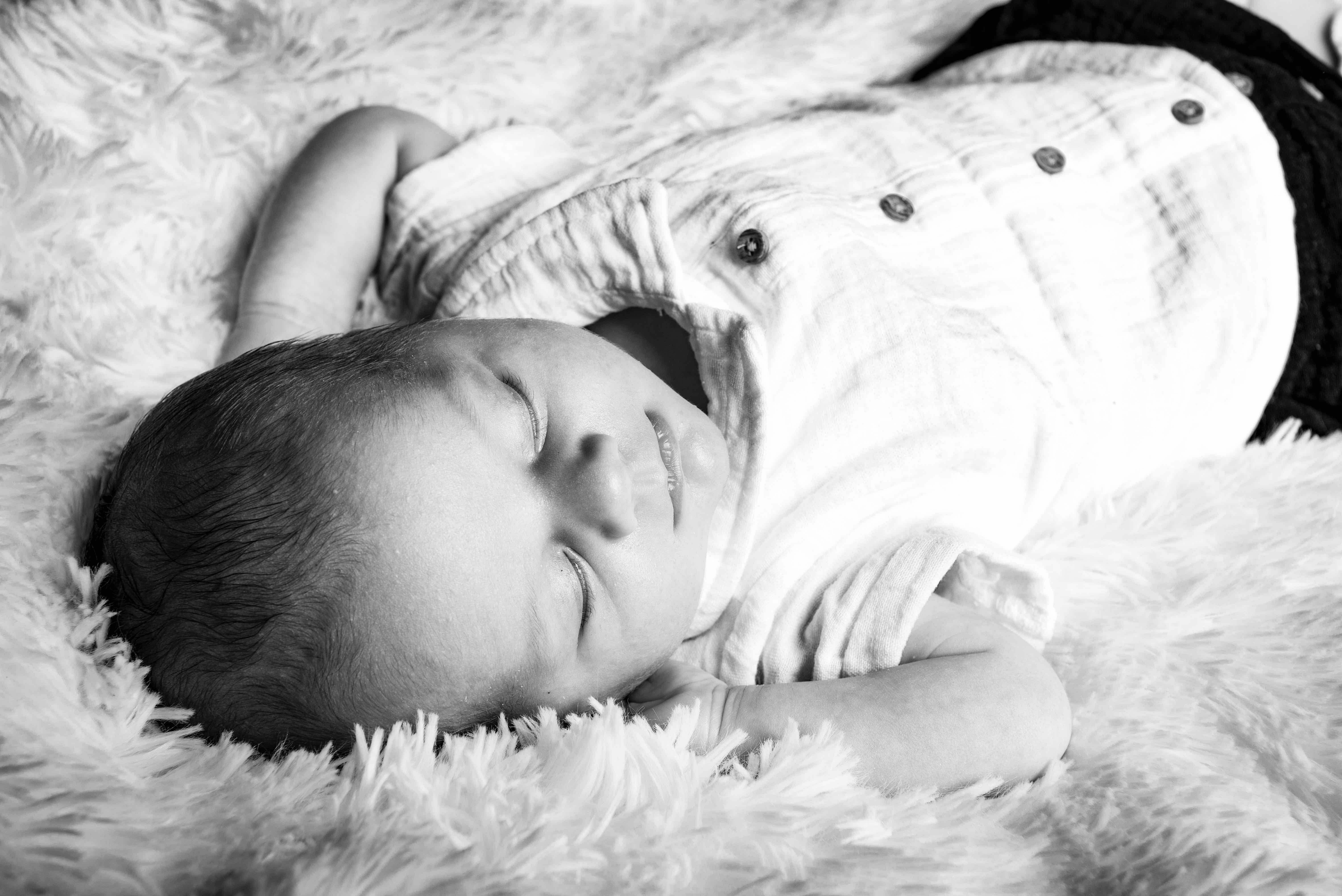 Photo naissance à Agen : bébé endormi, ambiance cocon