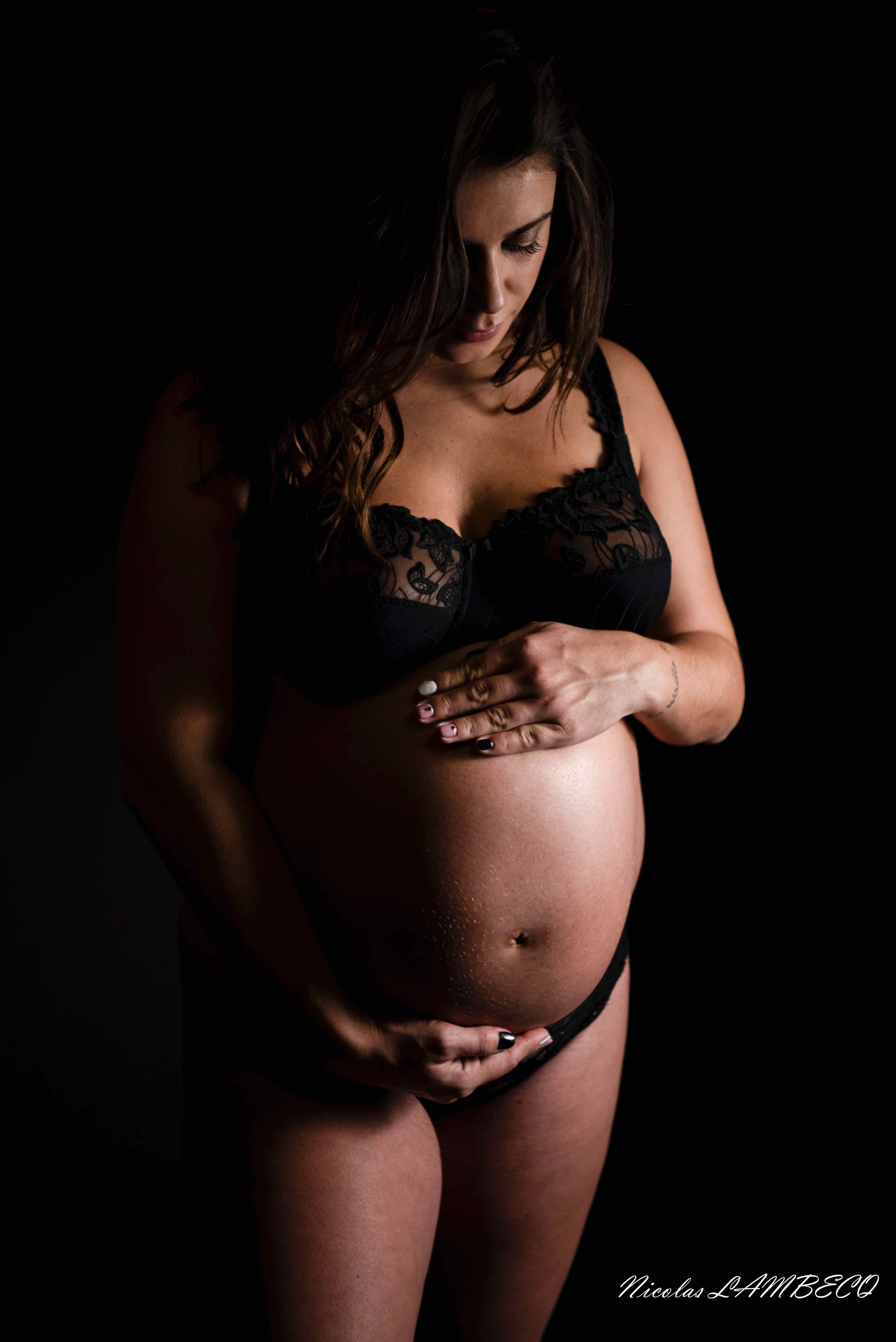 Photo grossesse à Agen : portrait artistique, lumière tamisée