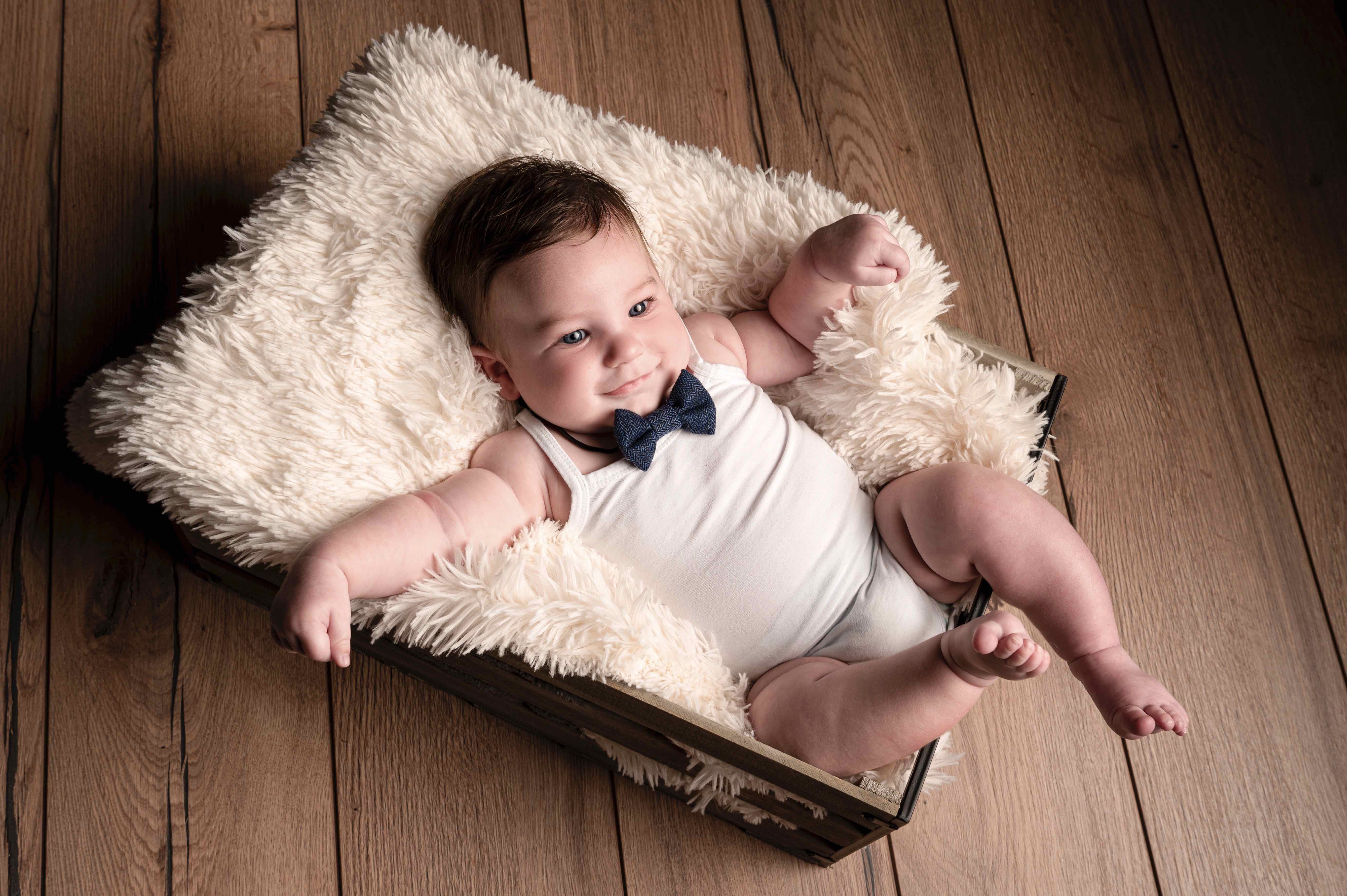 Photo naissance à Agen : détail mains bébé/parents