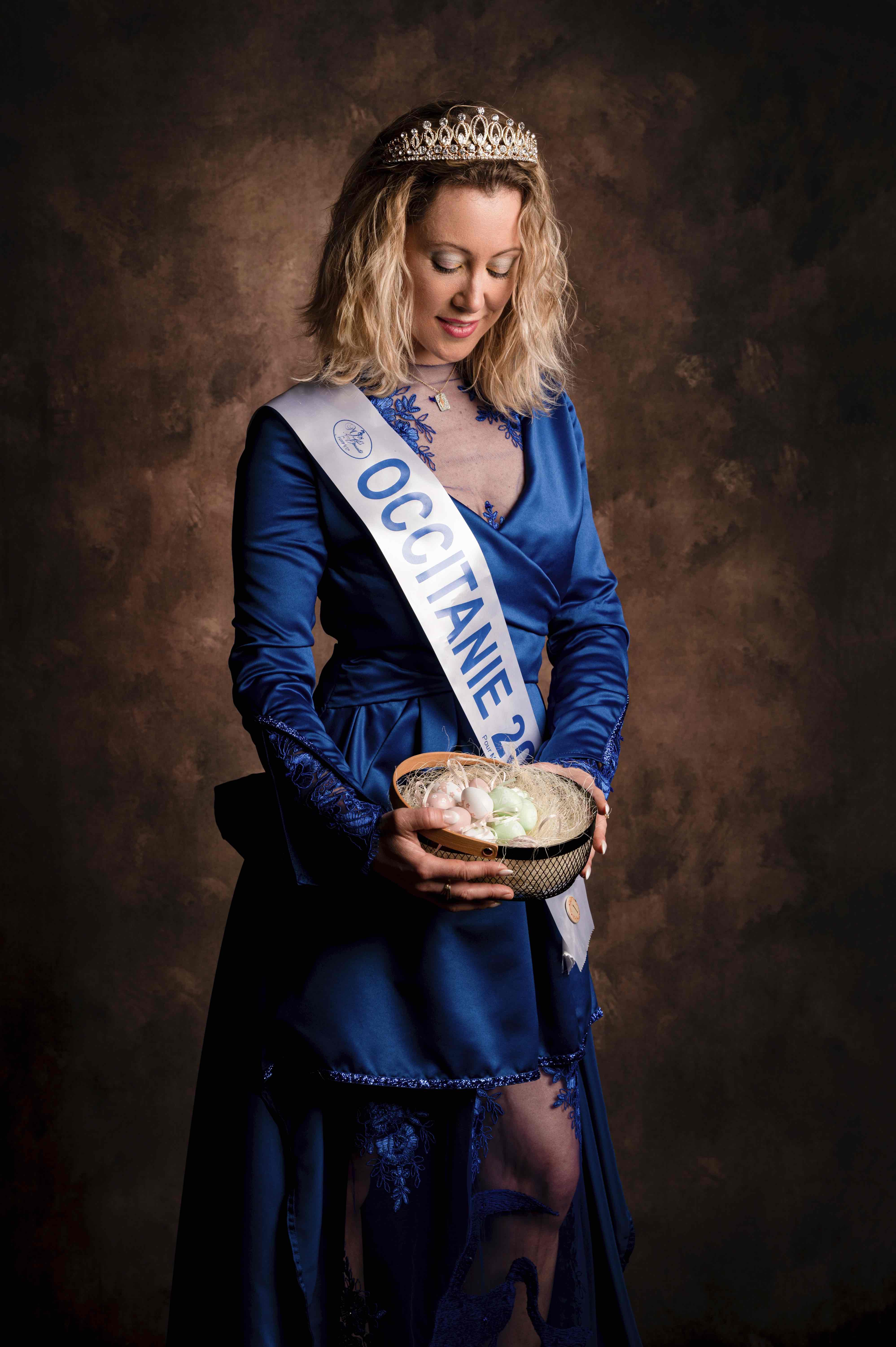 Photo de mode à Agen : Miss beauté occitaine en robe bleue, ambiance studio