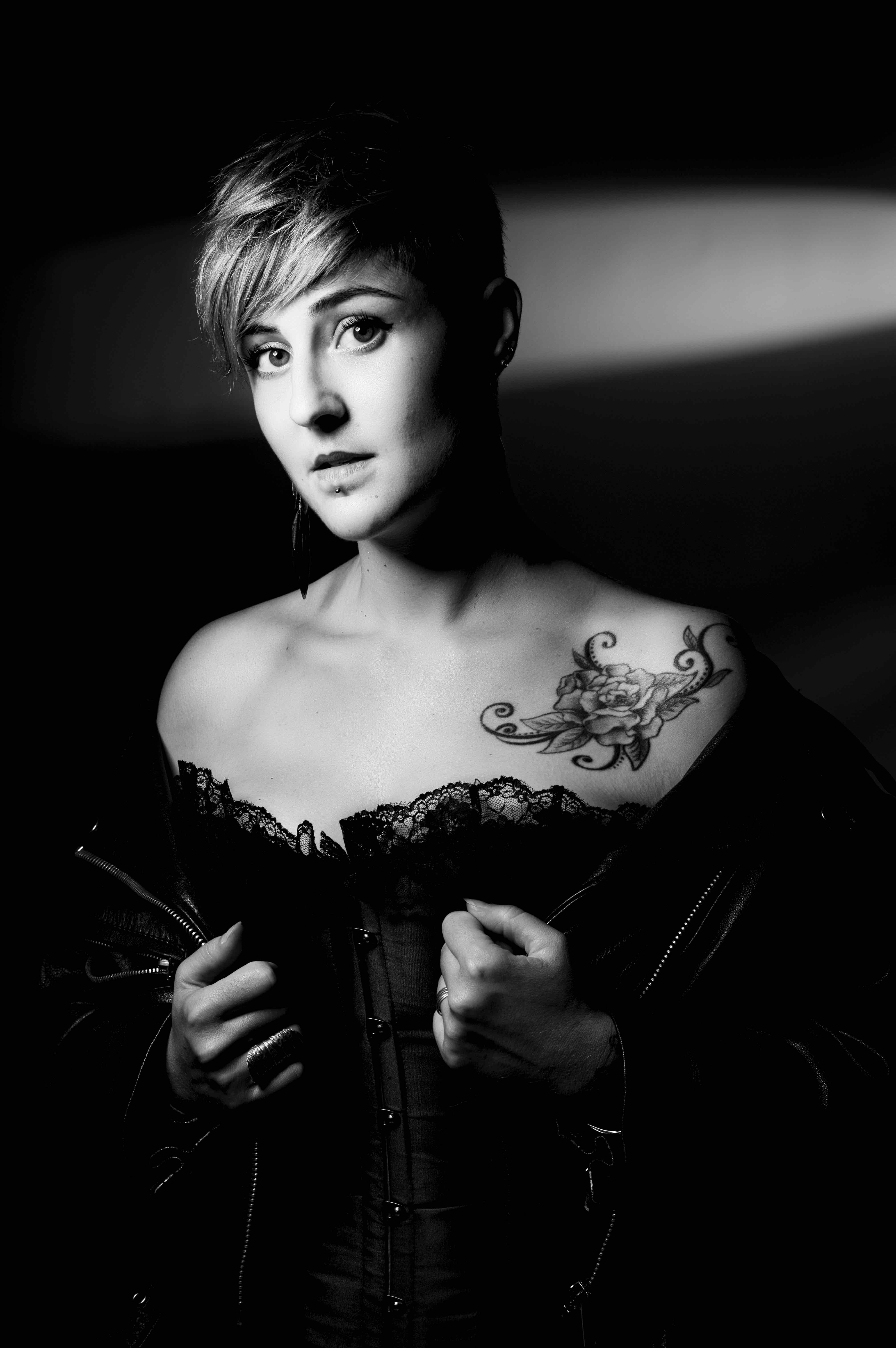 Portrait à Agen : lumière studio, accessoire artistique