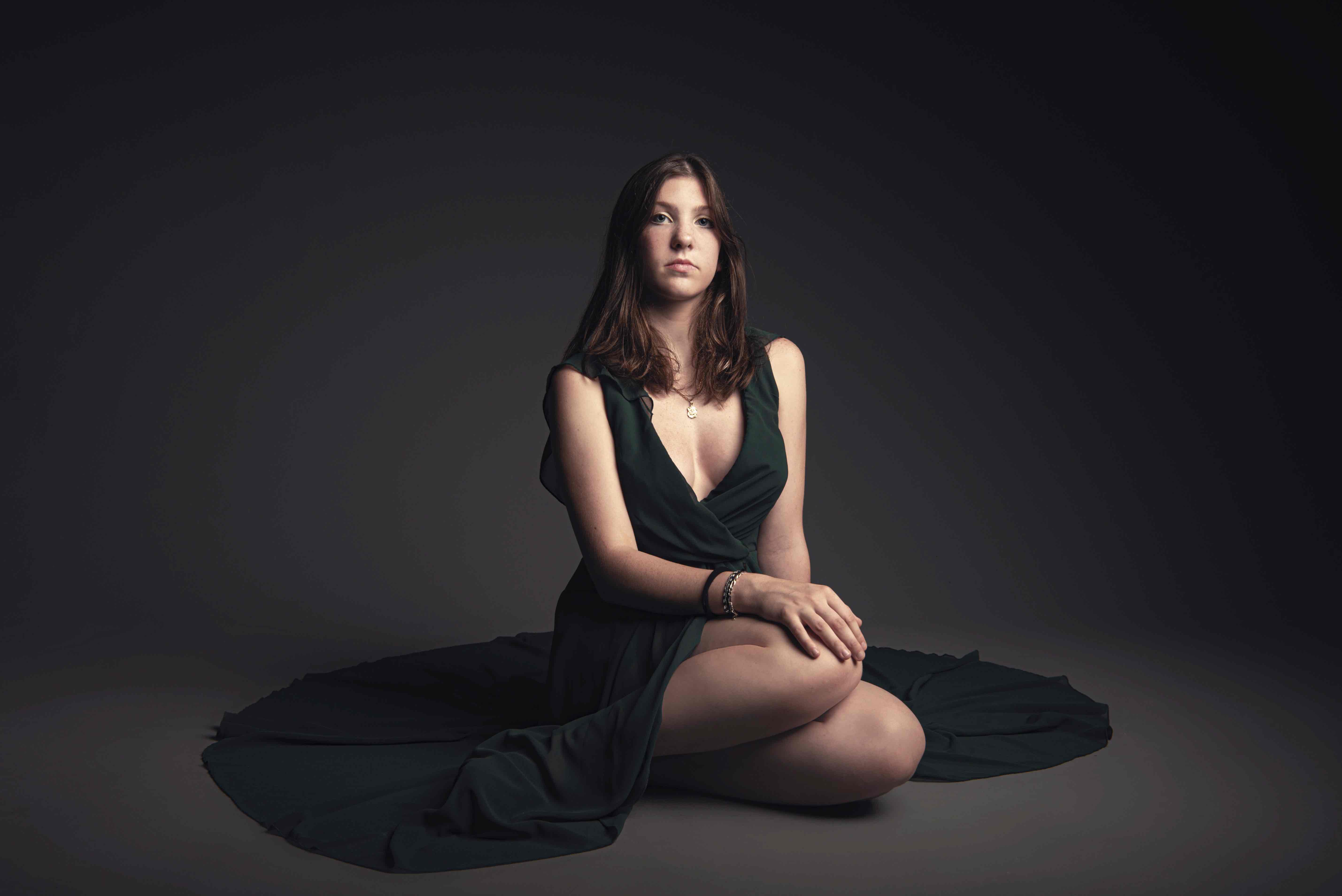 Portrait studio à Agen : ambiance créative, jeux d’ombres et lumière