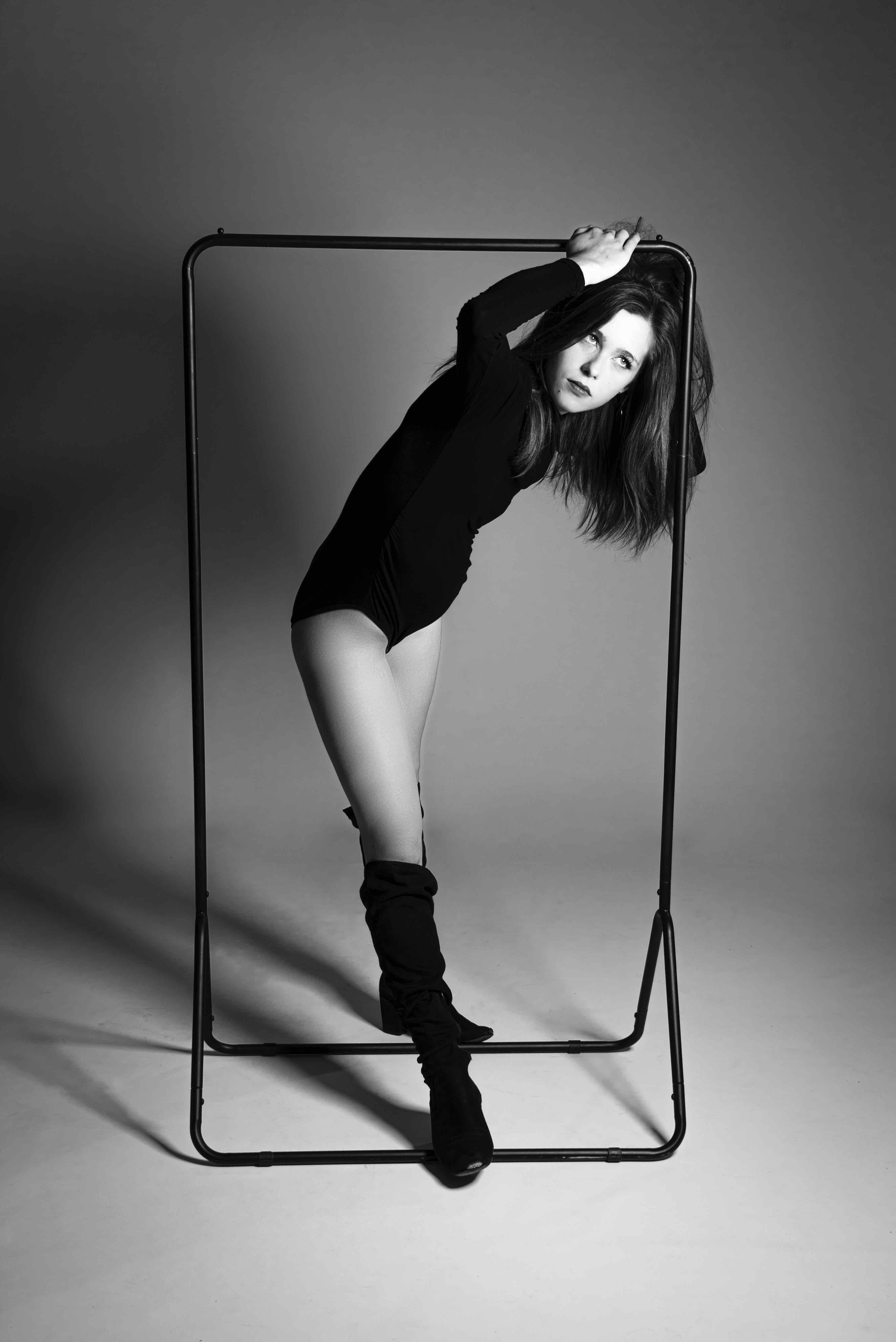 Portrait studio à Agen : pose dynamique, fond uni